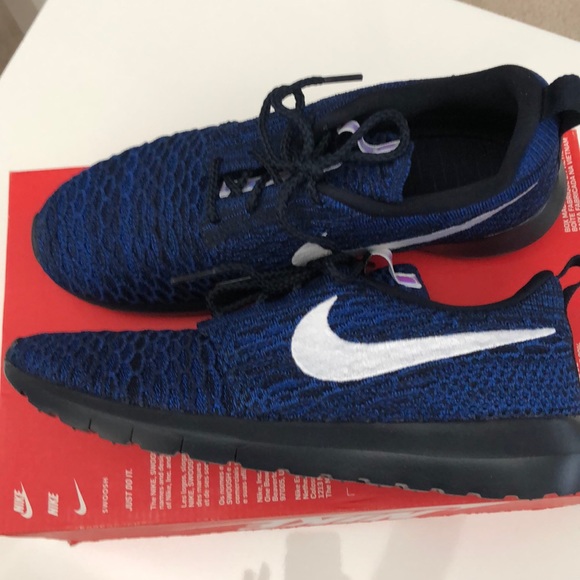 navy blue nike roshe womens